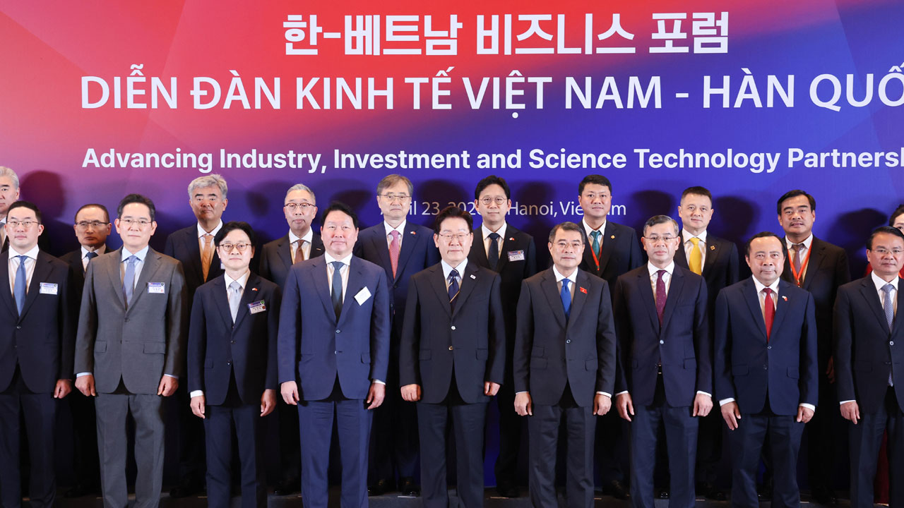 이 대통령, 비즈니스 포럼 참석‥"희토류·요소수 등 공급망 연계 강화"