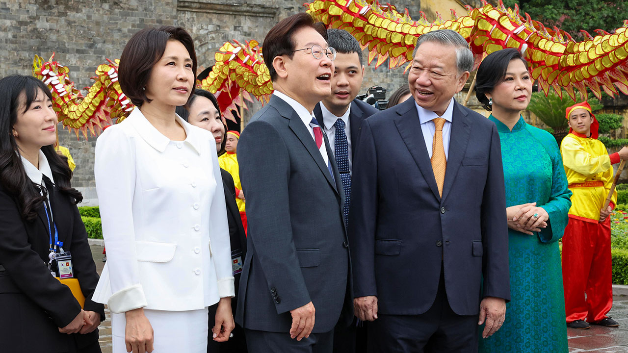 이재명 대통령 부부, 태극기 상징 의상 입고 탕롱황성 친교