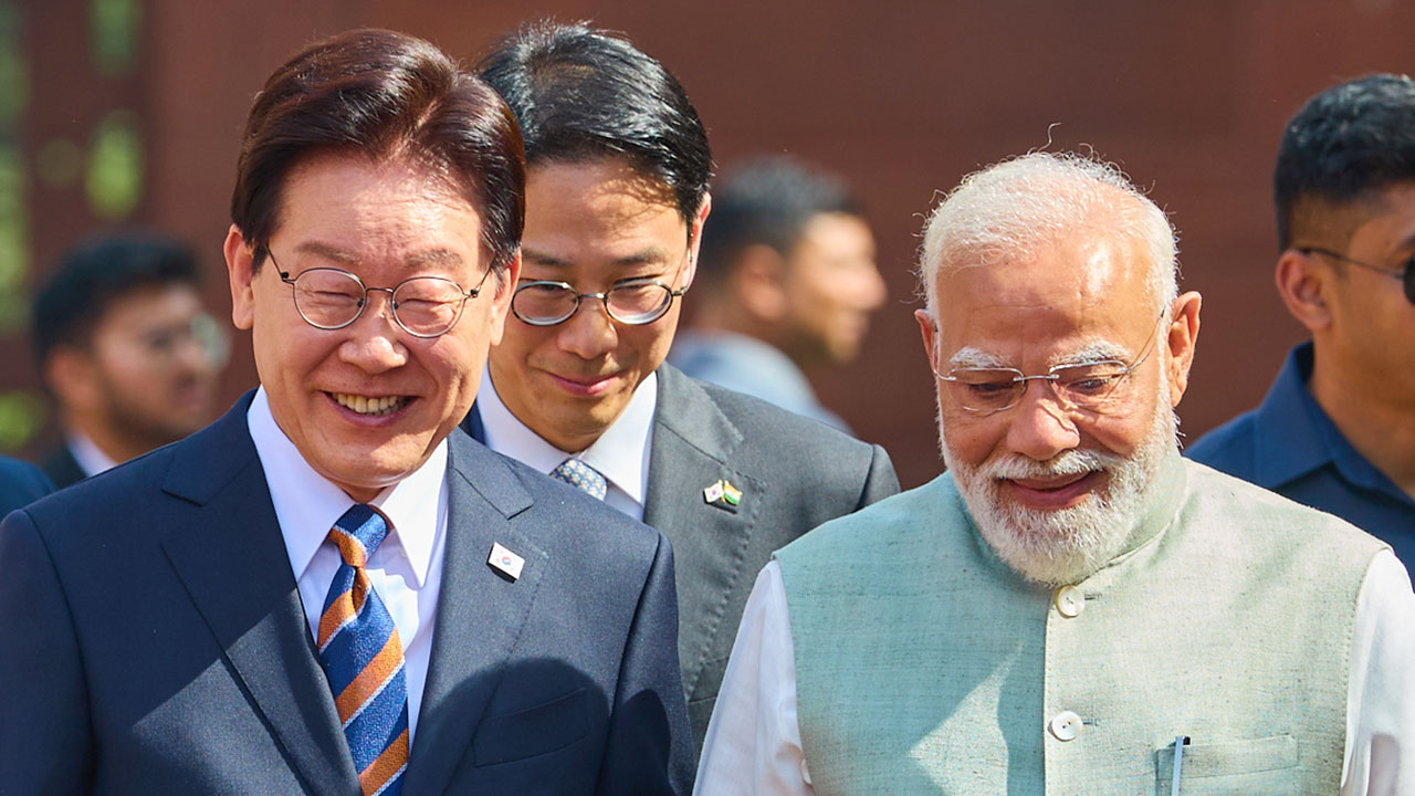 이 대통령, 인도 총리에 반가사유상 선물‥베트남 정상에는 해태·소나무 민화