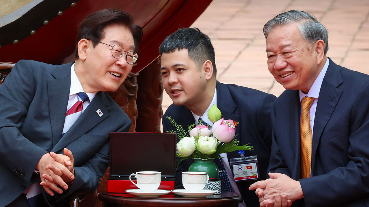 이 대통령, 인도 총리에 반가사유상 선물‥베트남 정상에는 해태·소나무 민화