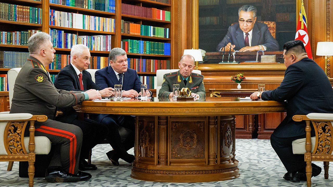 김정은, 러시아 국방장관 만나 "정치군사 협력 강화 발전 논의"