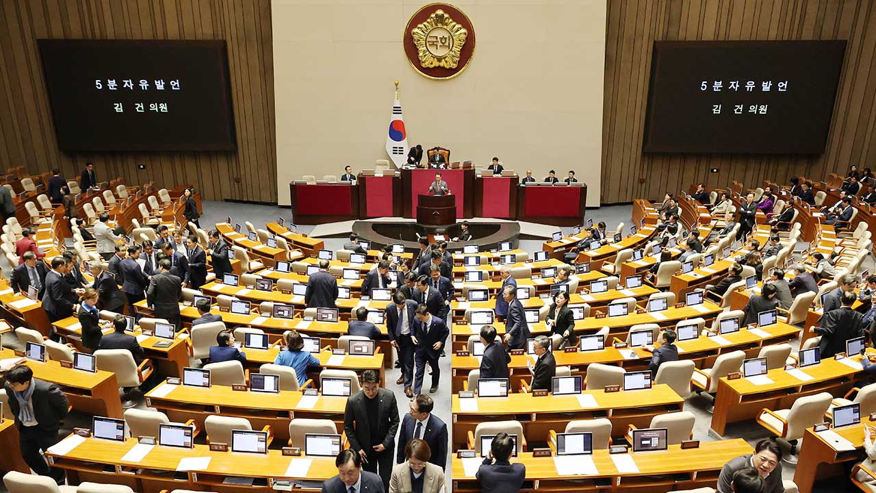 국힘 이성권 "야당 본회의장 발언 중 기념촬영한 민주당, 제정신이냐"