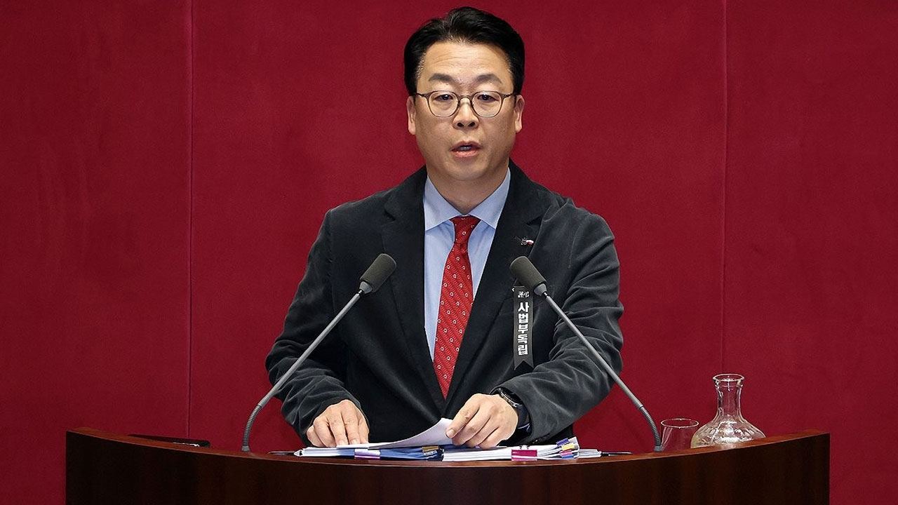 국힘 "해임건의안 발언 중 민주당 기념사진‥의원 자격 내던져"