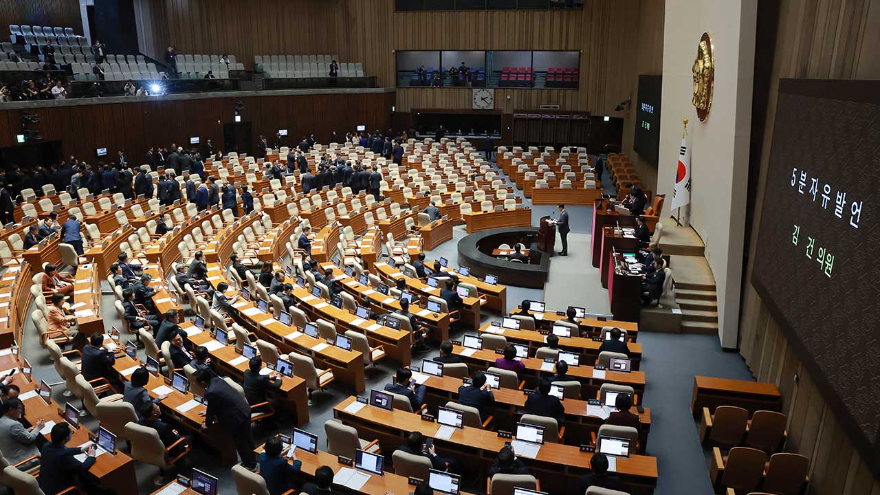 국힘 "해임건의안 발언 중 민주당 기념사진‥의원 자격 내던져"