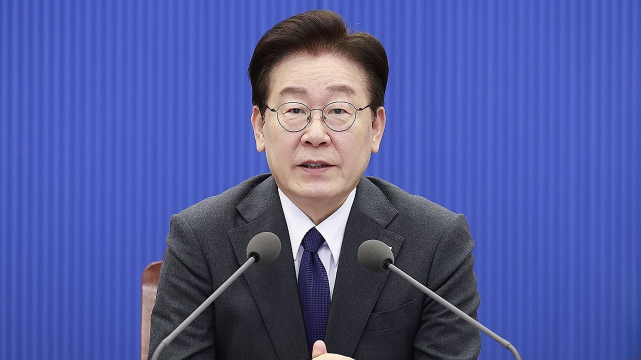 이 대통령 "긴축노래 부르는 이상한 분들에게"‥재정긴축론 반박