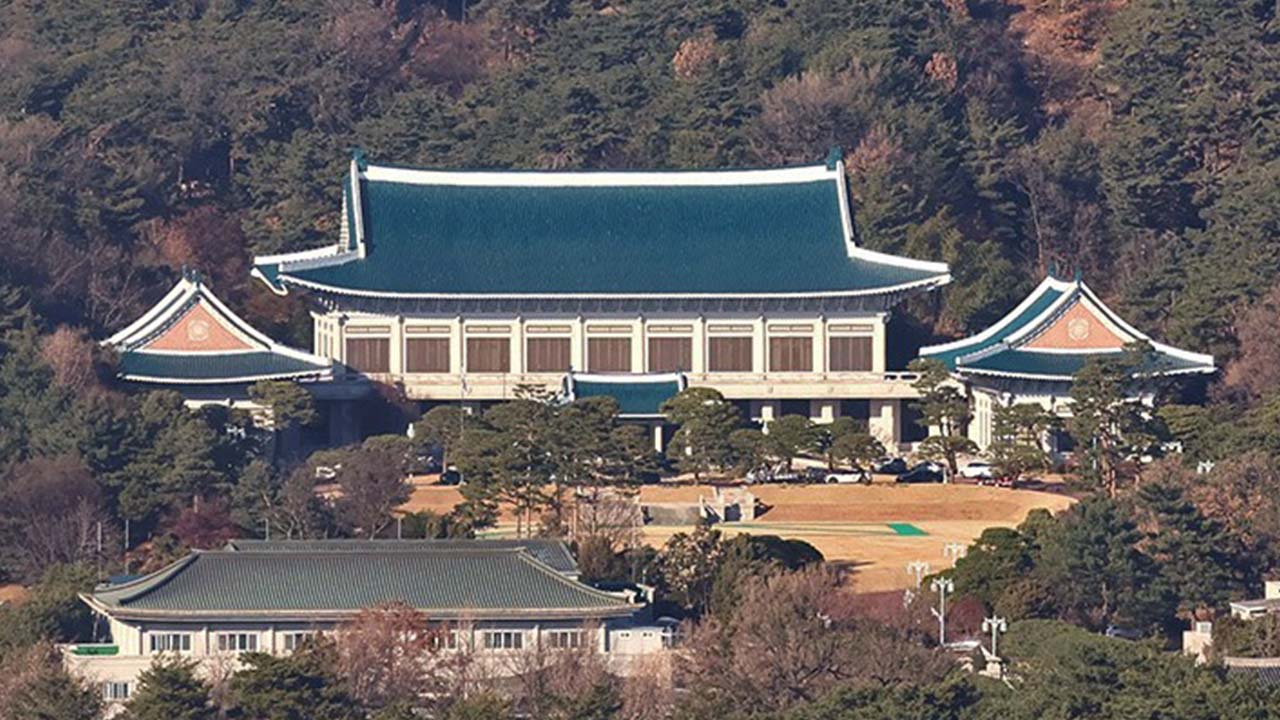청와대, 북한 개헌에 "종합적 검토해 평화공존 정책 일관 추진"