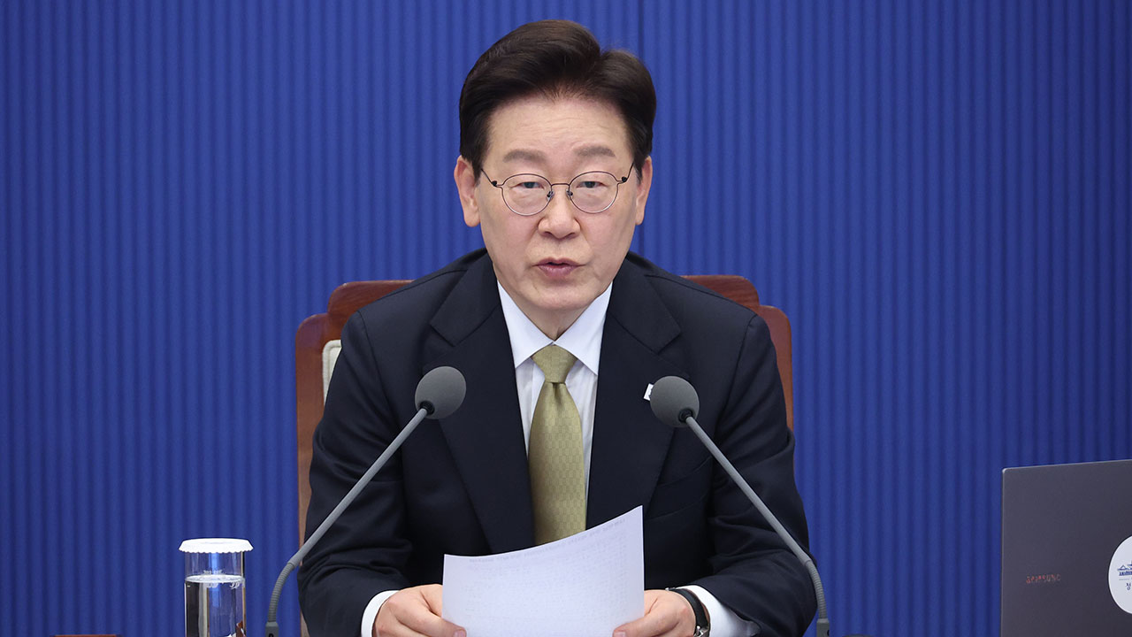 이 대통령 "선생님들이 교육에 전념할 수 있는 환경 만들기 위해 최선"