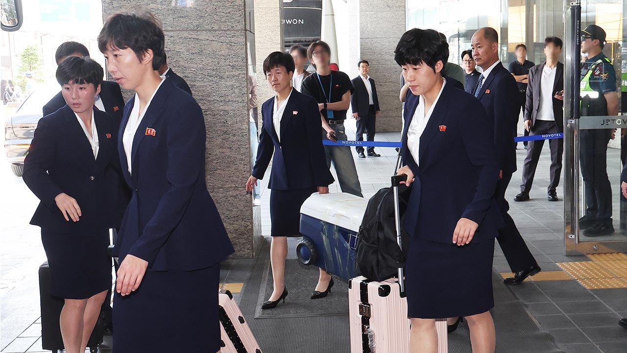 우승한 북한 '내고향', 입국 때와 마찬가지로 무표정 출국