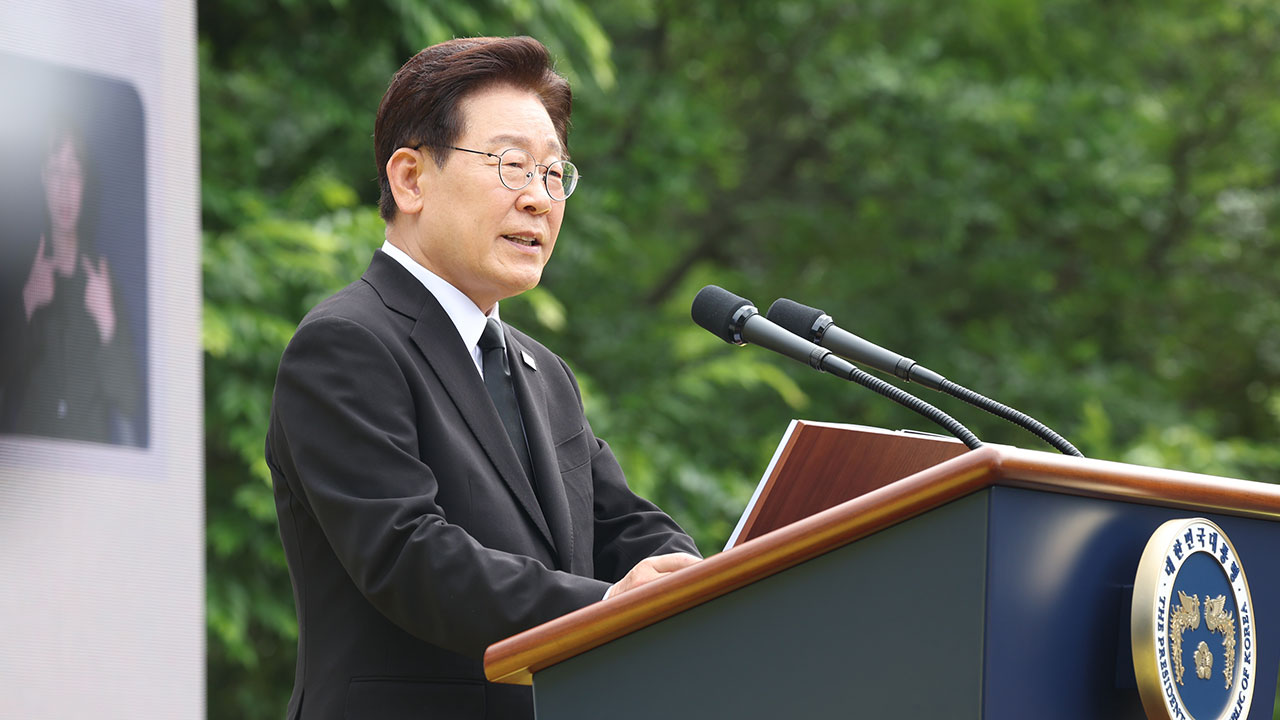[속보] 이 대통령 "일베 등 사이트 폐쇄·징벌배상·과징금 공론화 필요"
