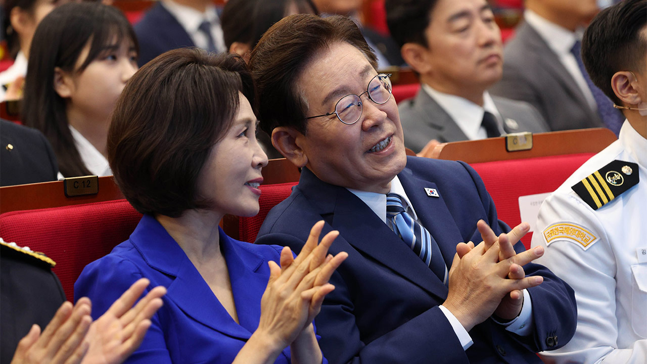 이재명 대통령, '바다의 날' 기념식 마치고 부산 남항시장 찾아