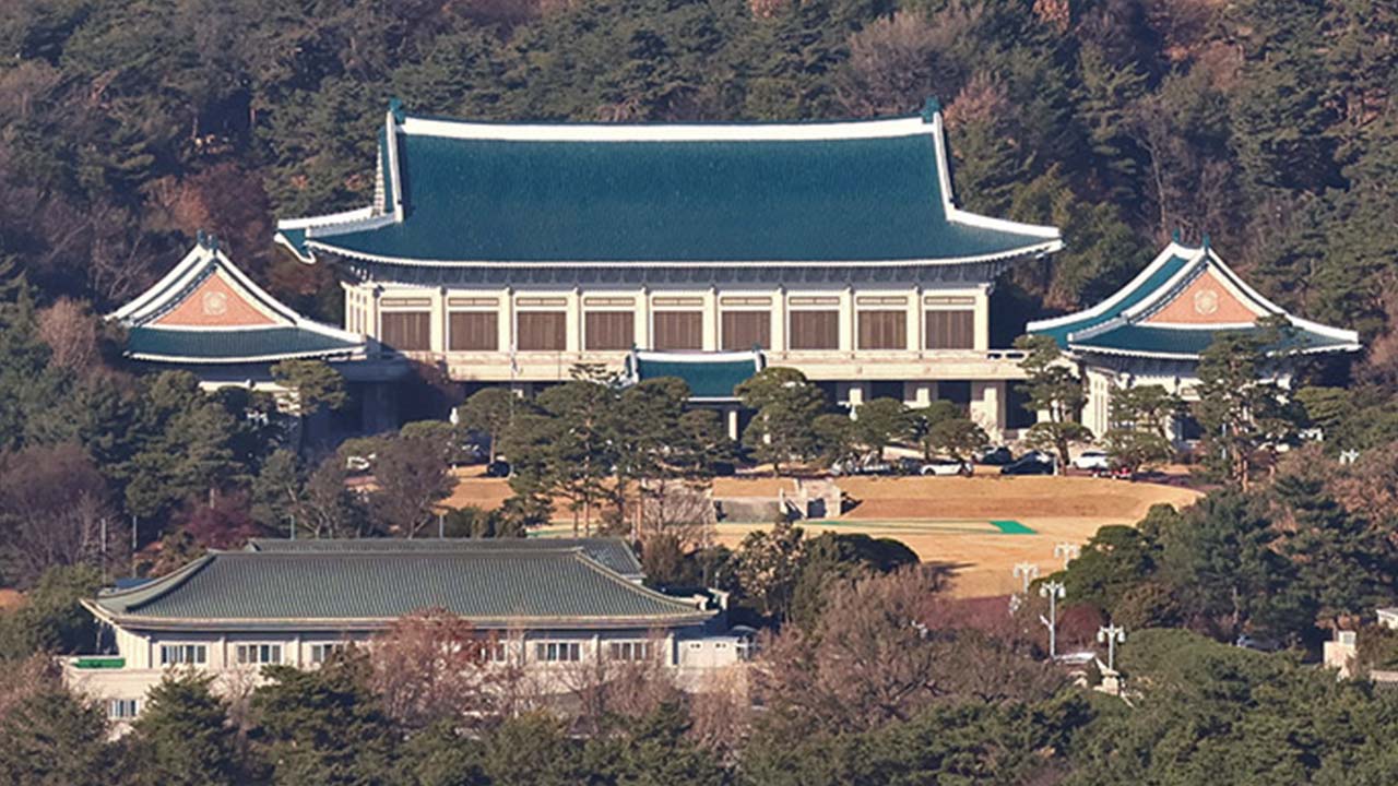 초유의 투표용지 부족 사태에 청와대 "선관위가 대응해야 할 문제"