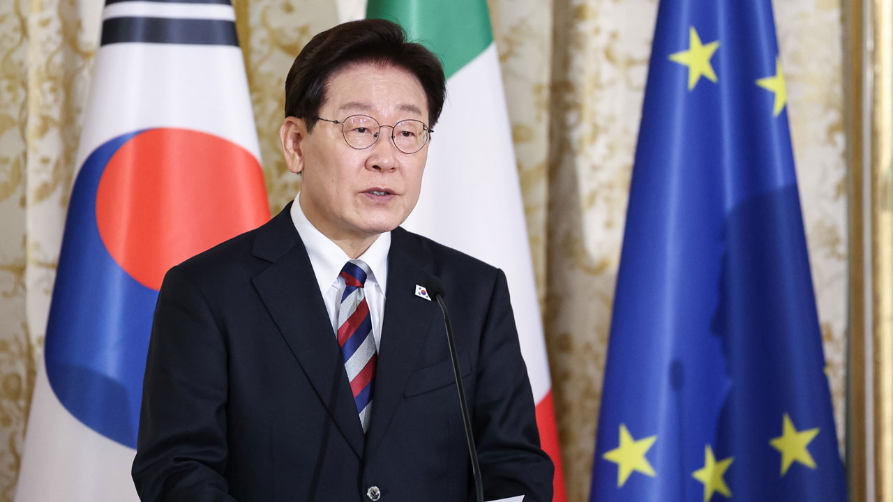 이 대통령, 해외순방 중 참모들과 화상회의‥"선관위 수사·국정조사 점검"