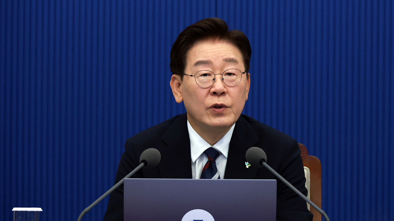 이 대통령 지지율 46.7%·부정 평가 49.7%‥오차 내 첫 역전
