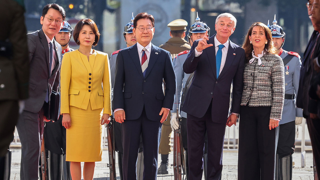 President Lee Jae-myung and First Lady Visit 'Korea Street' in Santiago, Chile