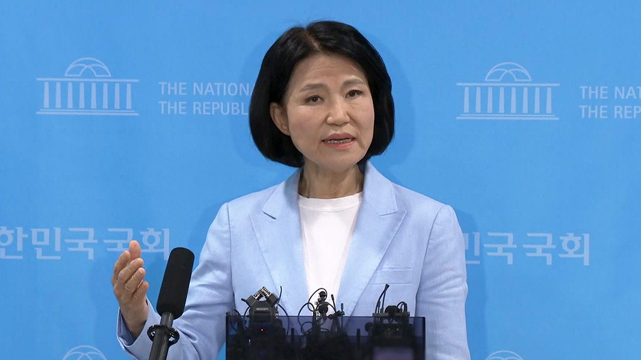 이진숙 의원, '5·18 토론회' 질문 쏟아지자 답변 피하고 자리 떠나