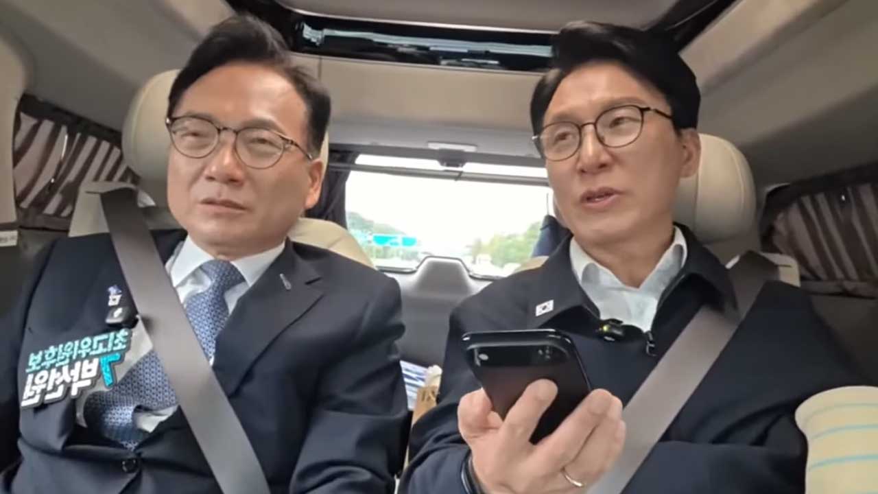 탁자 위에 구둣발 올린 사진 포착되자 김민석이 내놓은 해명