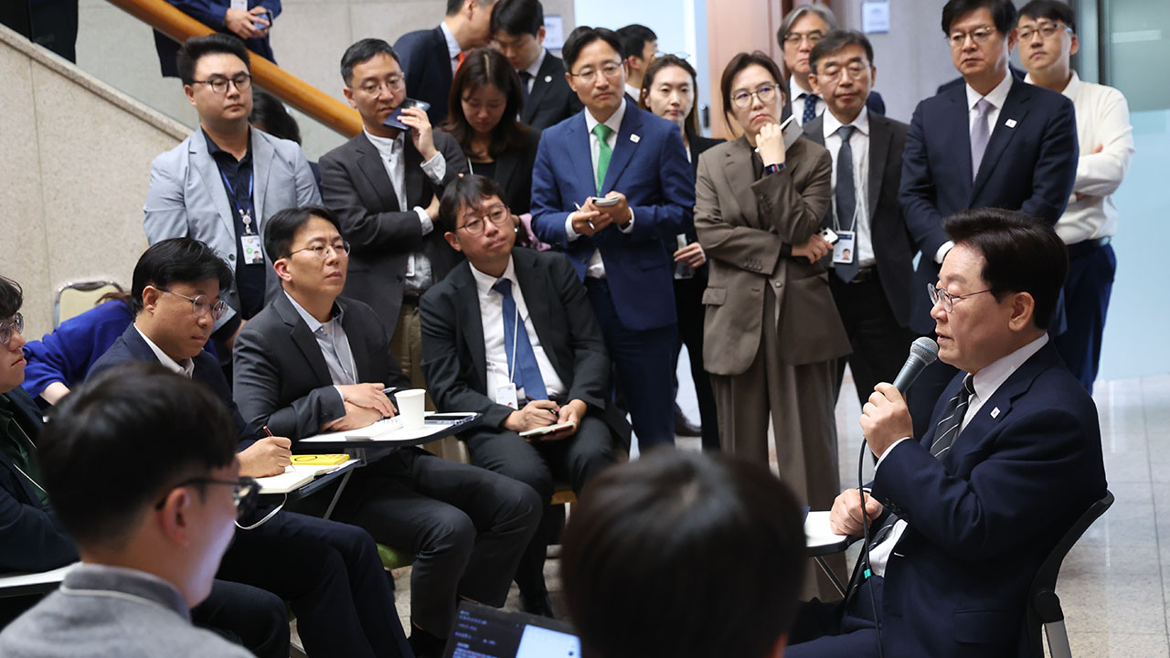 이 대통령 "주식 오르면 조정 불가피, 韓 시장 저평가"…정책 신호는?