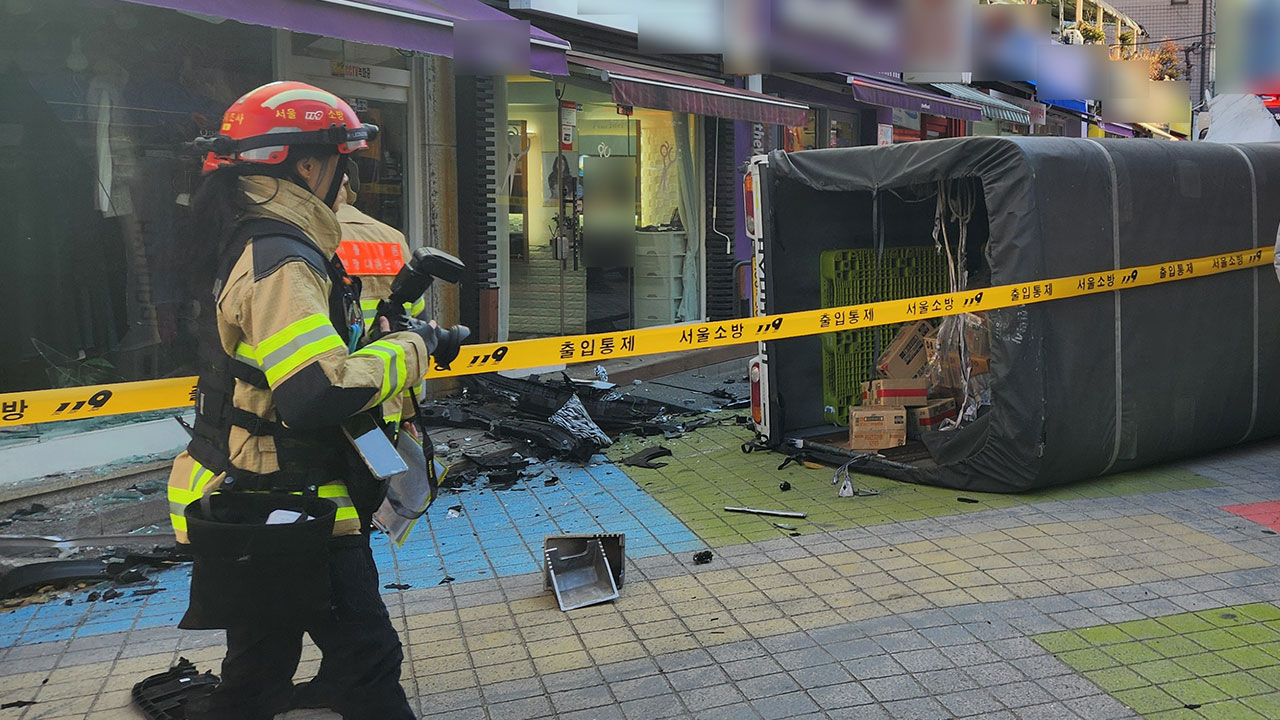 서울 길동 복조리시장서 화물차 돌진‥70대 운전자 급발진 주장