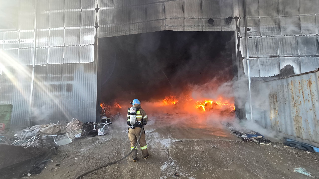 경기 양주시 의류 폐기물장에서 화재‥1시간여 만에 큰 불길 잡혀