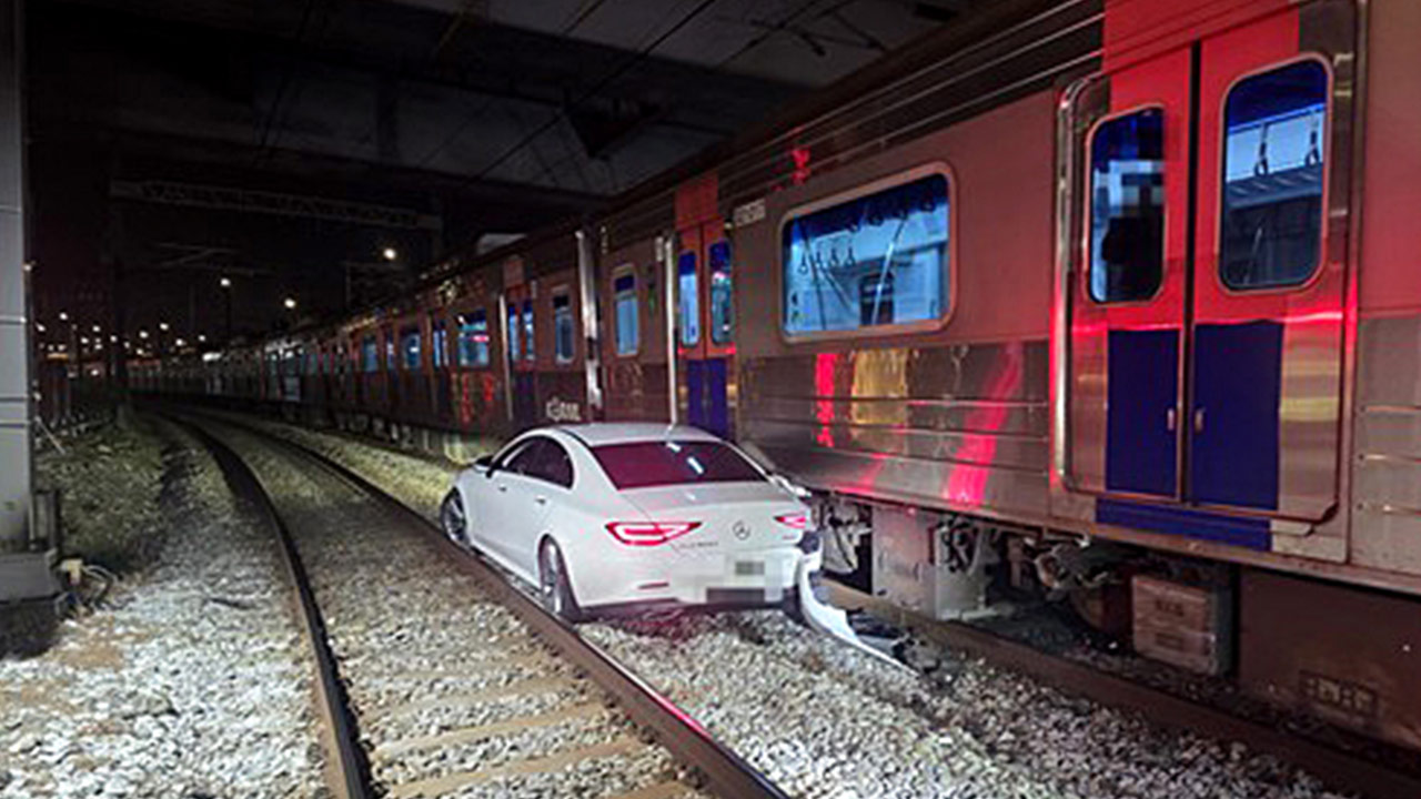 서빙고역 인근서 철로 빠진 음주운전 승용차와 열차 충돌