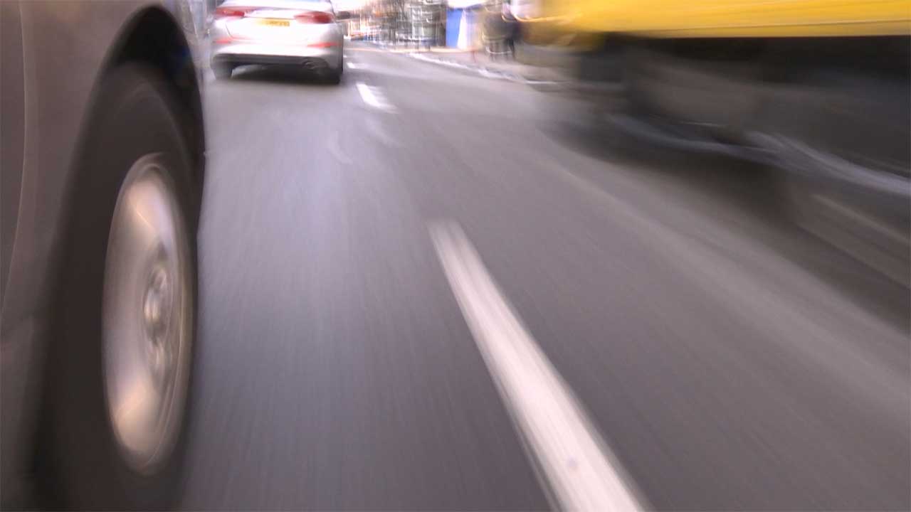 고속도로 횡단하던 70대 여성 화물차에 치여 사망