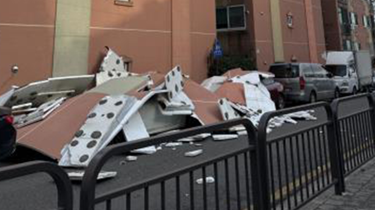 '강풍경보' 인천 주택 외벽 마감재 떨어져‥차량 2대 파손 