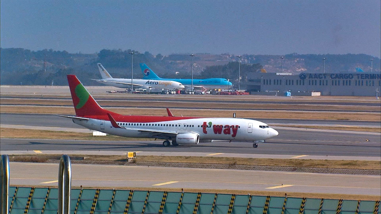 티웨이항공 기내 보조 배터리 연기‥승무원 3명 병원 이송