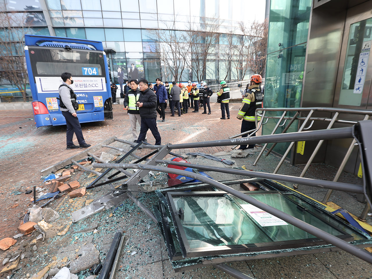 서울 서대문역에서 버스 인도로 돌진‥보행자 2명 중상·11명 경상 