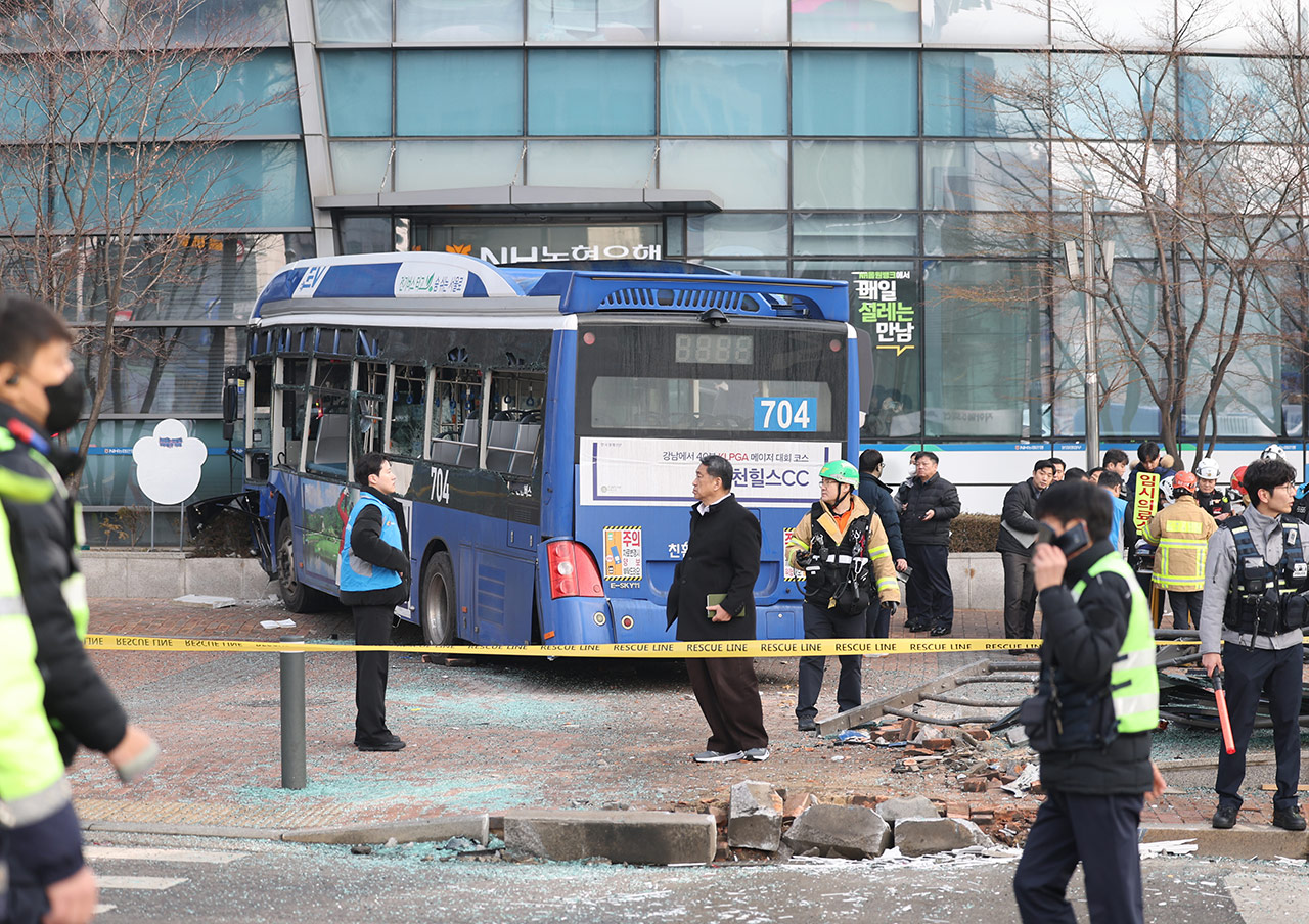 서울 서대문역에서 버스 인도로 돌진‥보행자 2명 중상·11명 경상 