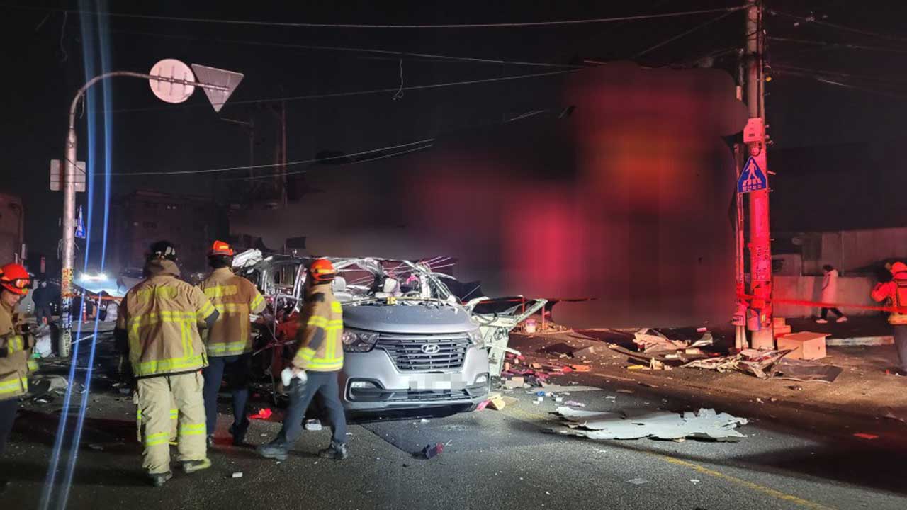 경기 고양서 신호 대기하던 승합차 폭발‥운전자 경상