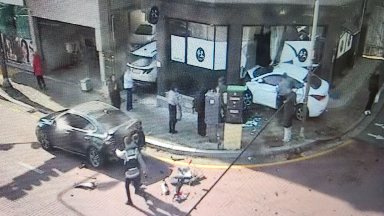 충남 공주서 승용차 인도 넘어 건물 돌진‥4명 중경상