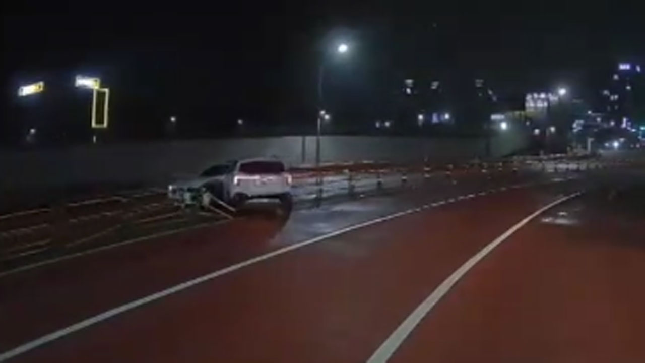 경북 경산서 중앙분리대 넘은 SUV, 마주오던 승용차량과 충돌