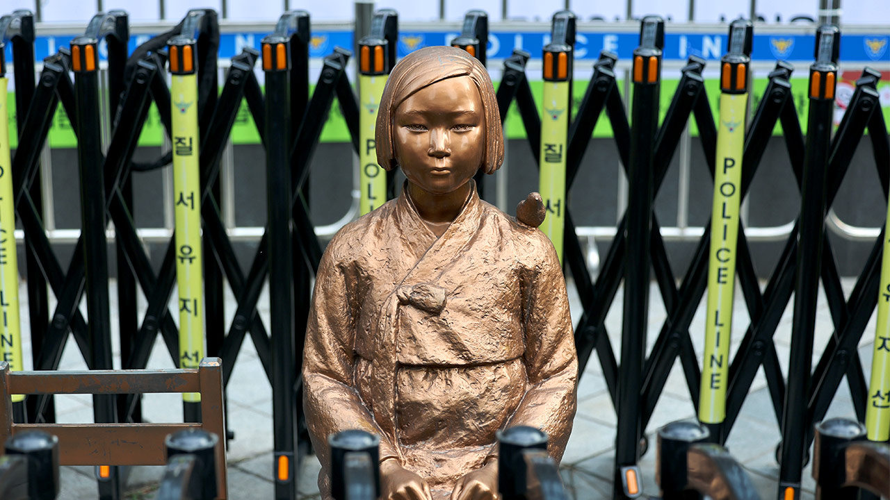 경찰, '학교 앞 소녀상 불법집회' 보수단체 대표 압수수색