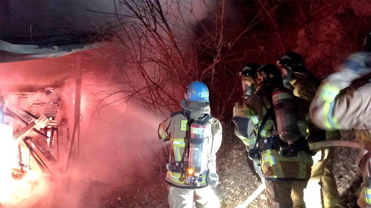 경기 고양서 건물 화재‥용수 흘러 도로 결빙도