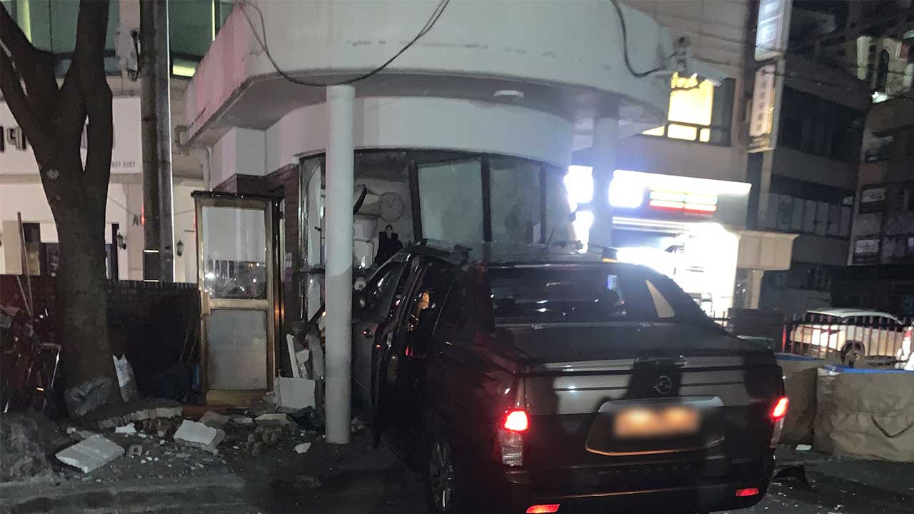 경기 의정부 아파트 경비실에 차량 돌진‥70대 경비원 부상