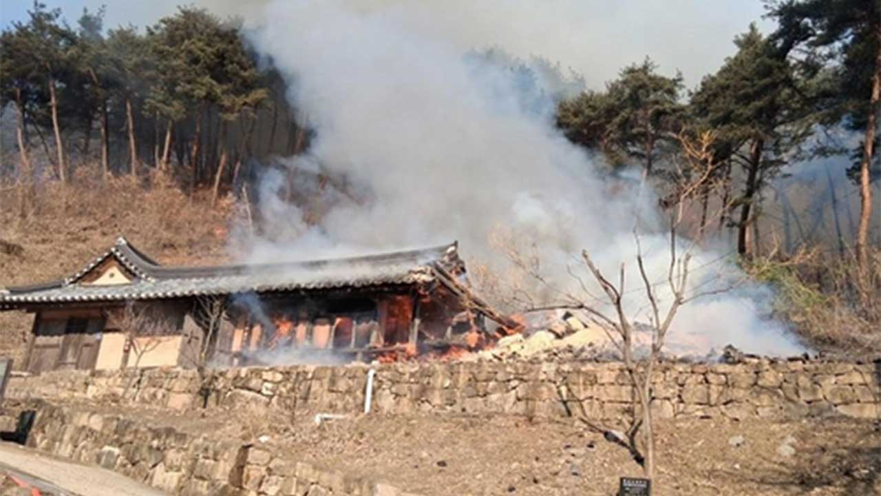 경북 영주서 유형문화재 고택 화재로 '전소'