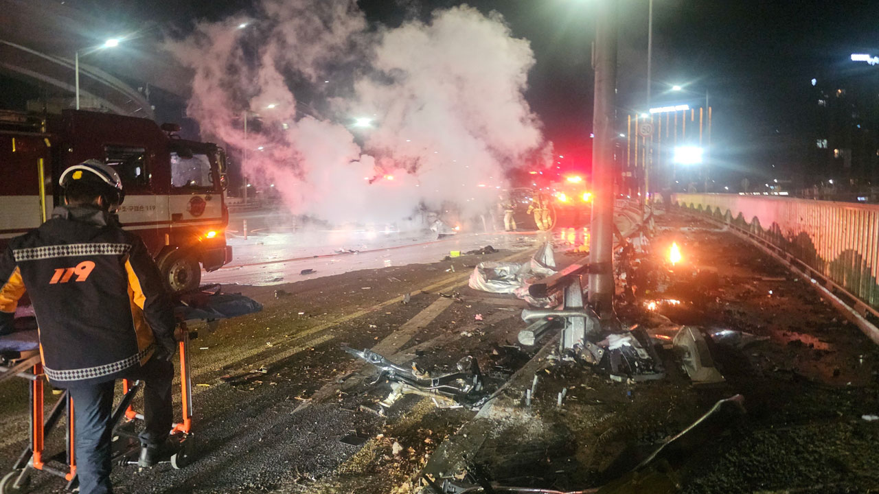 서울 노들로서 승용차 가드레일 들이받고 전복‥2명 중상
