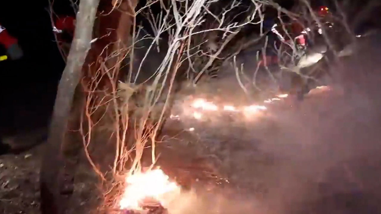 수락산 화재 주불 진화‥사찰건물 3개 동 전소