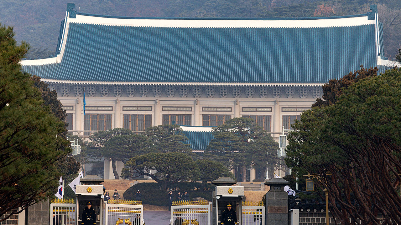 청와대 춘추관 앞 분신 시도한 40대 남성 체포