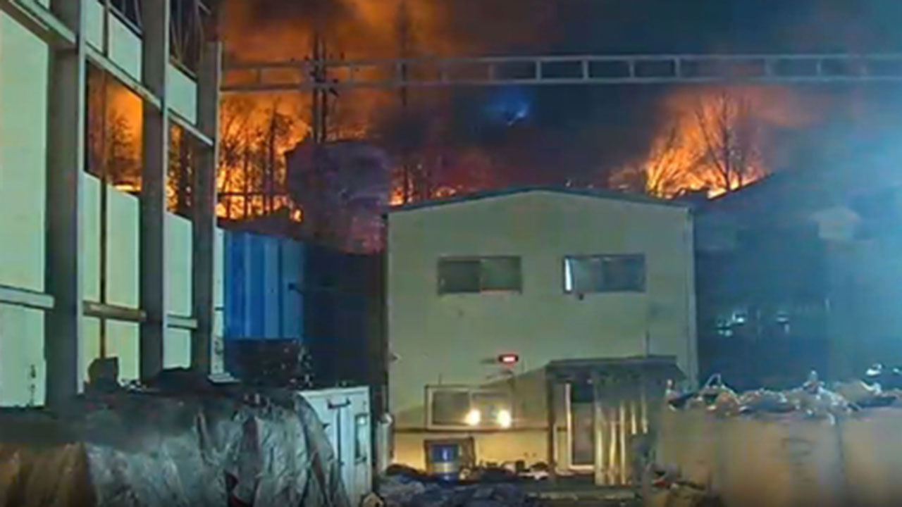 경남 김해시 공장 화재 대응 1단계로 하향‥연소 확대 방지