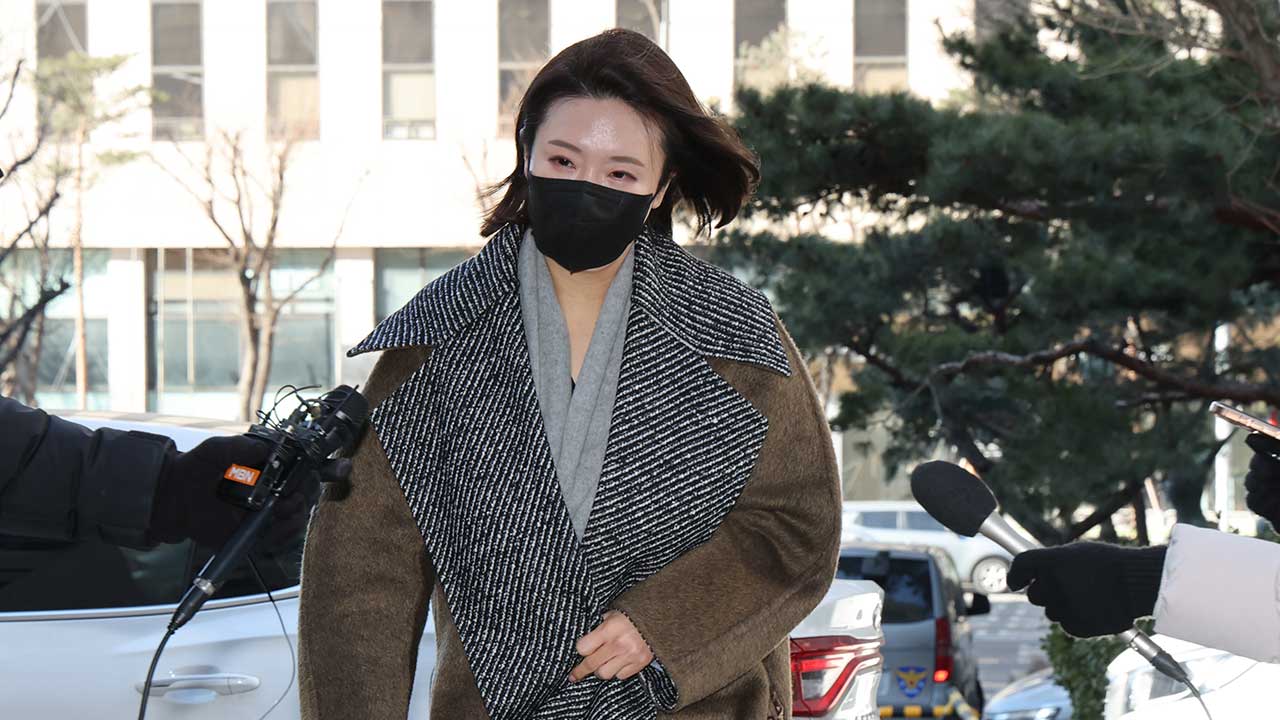 김병기 최측근 이지희 2차 경찰 출석‥'차남 편입 특혜' 조사