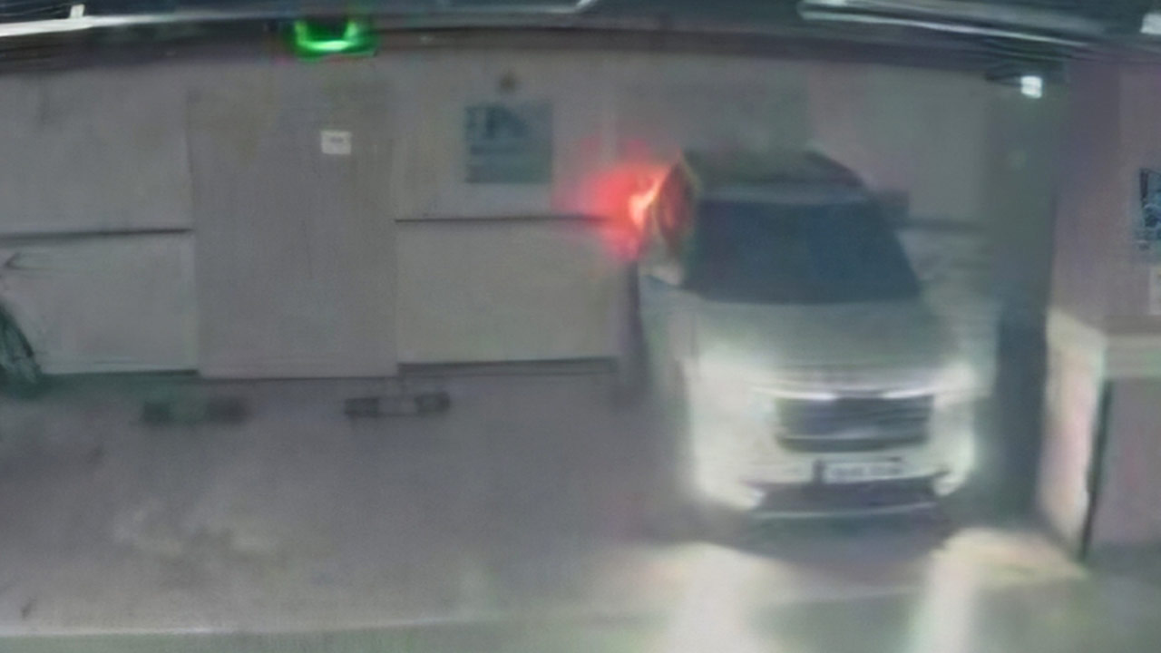 주차장서 후진기어 상태로 내린 20대, 차·벽 사이 끼여 중상