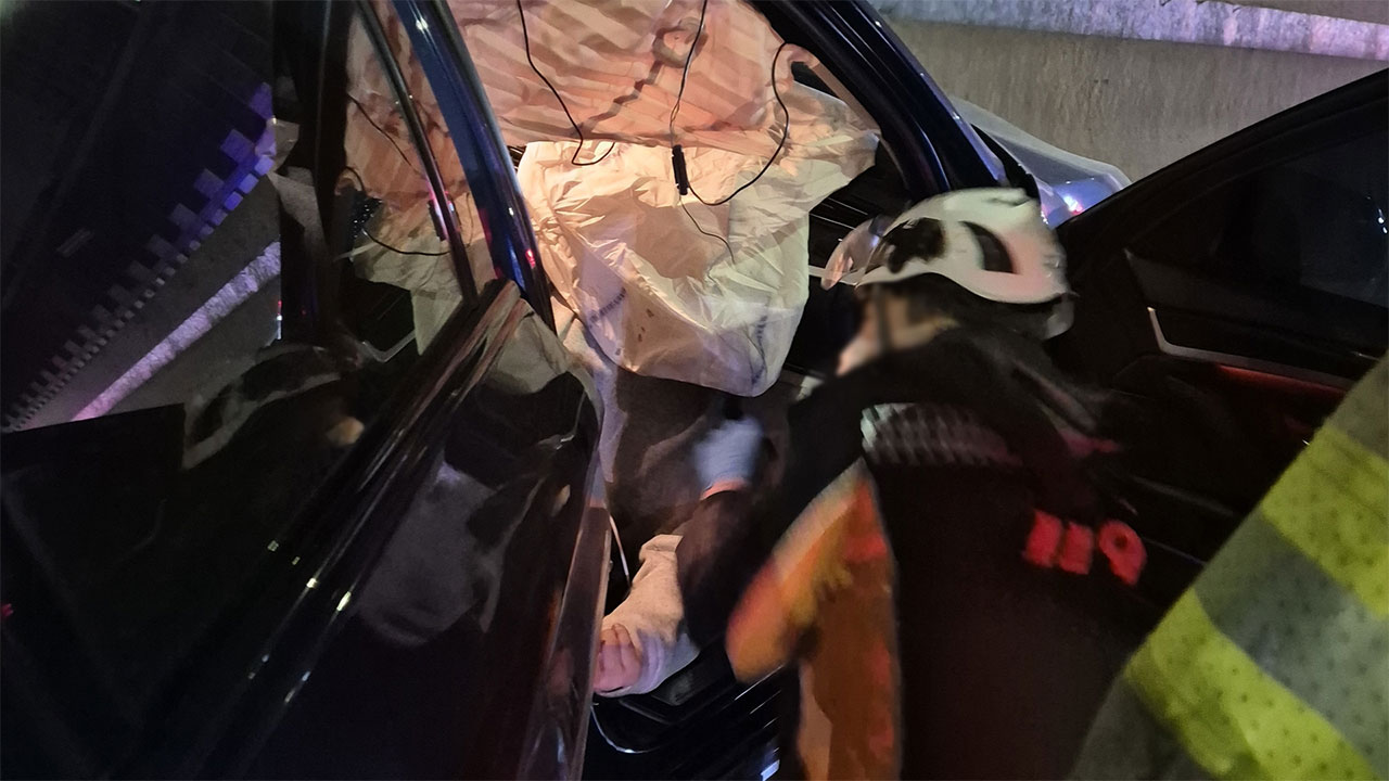 인천 서구 경인고속도로서 승용차가 중앙분리대 추돌‥운전자 심정지