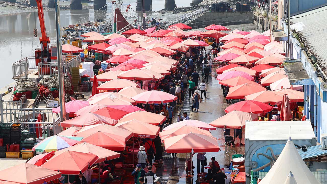 인천 소래포구 축제 만찬 식사비 '대납 요구' 공무원 2명 송치