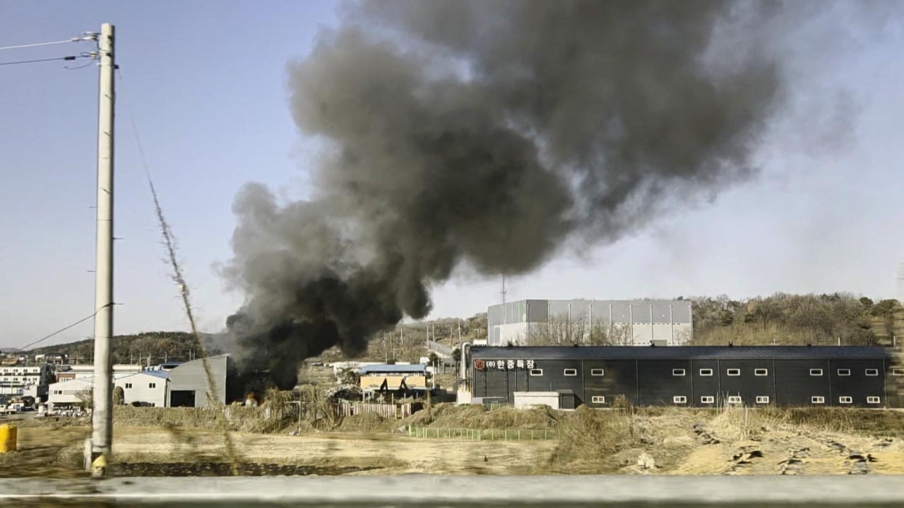 경기 안성시 고물상에서 불‥5명 대피