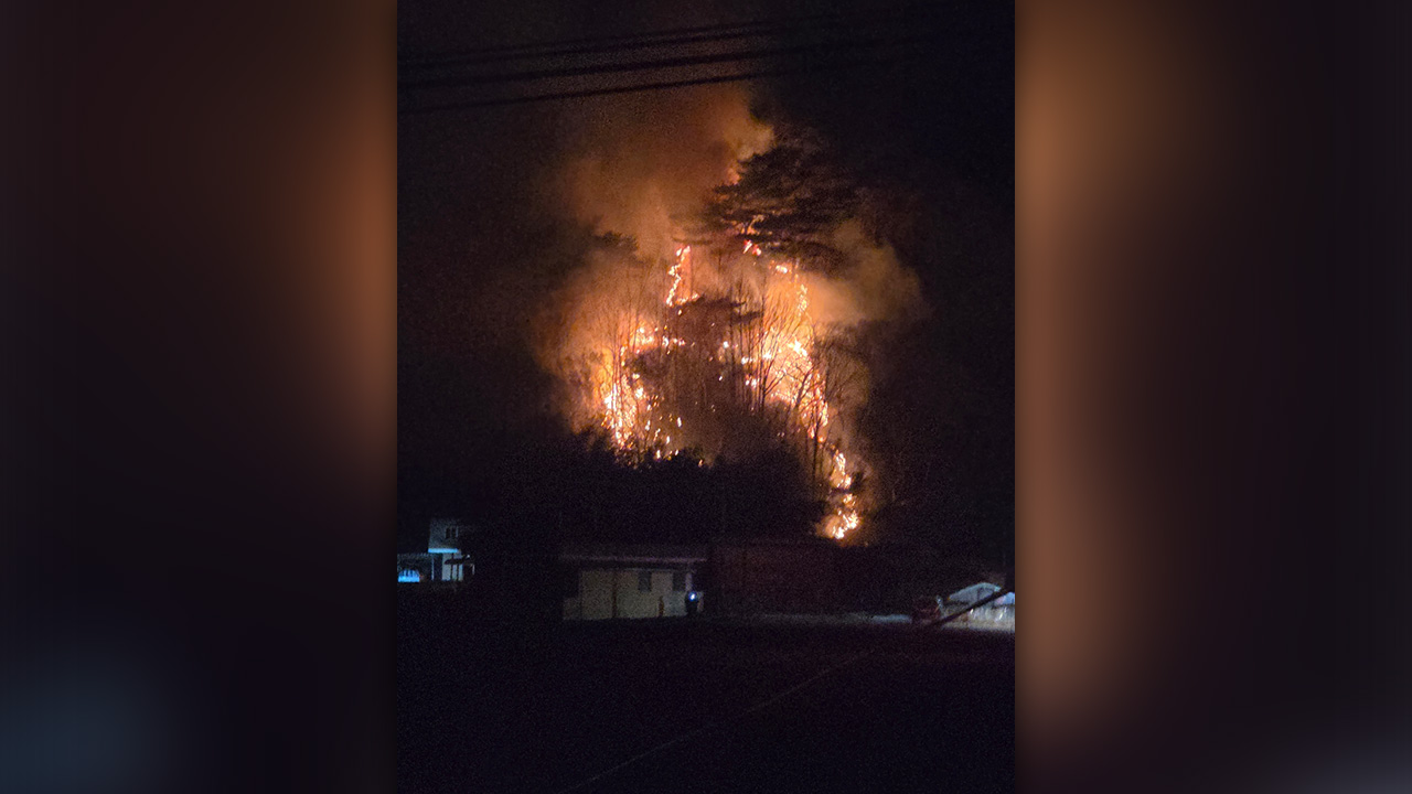 경북 포항 죽장면 산불‥산림당국 헬기 투입해 진화 중