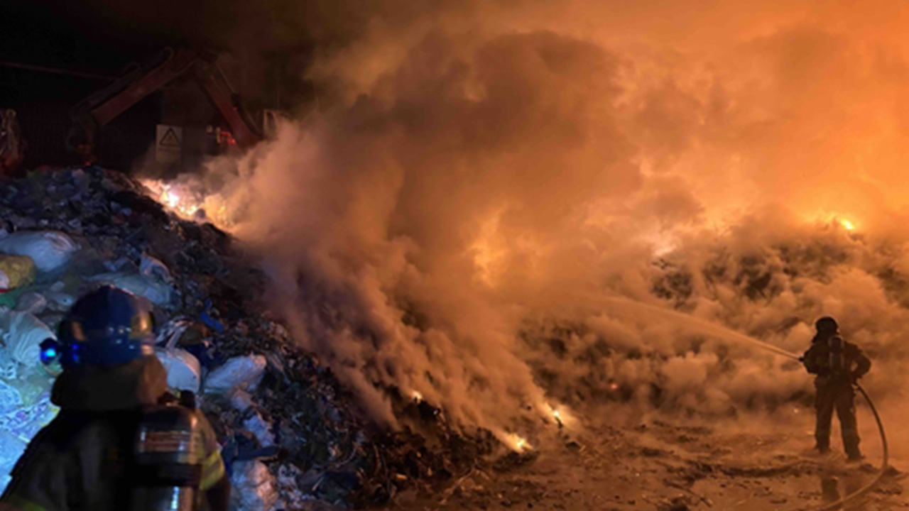 강원 원주 폐기물재활용 시설서 불‥진화 중