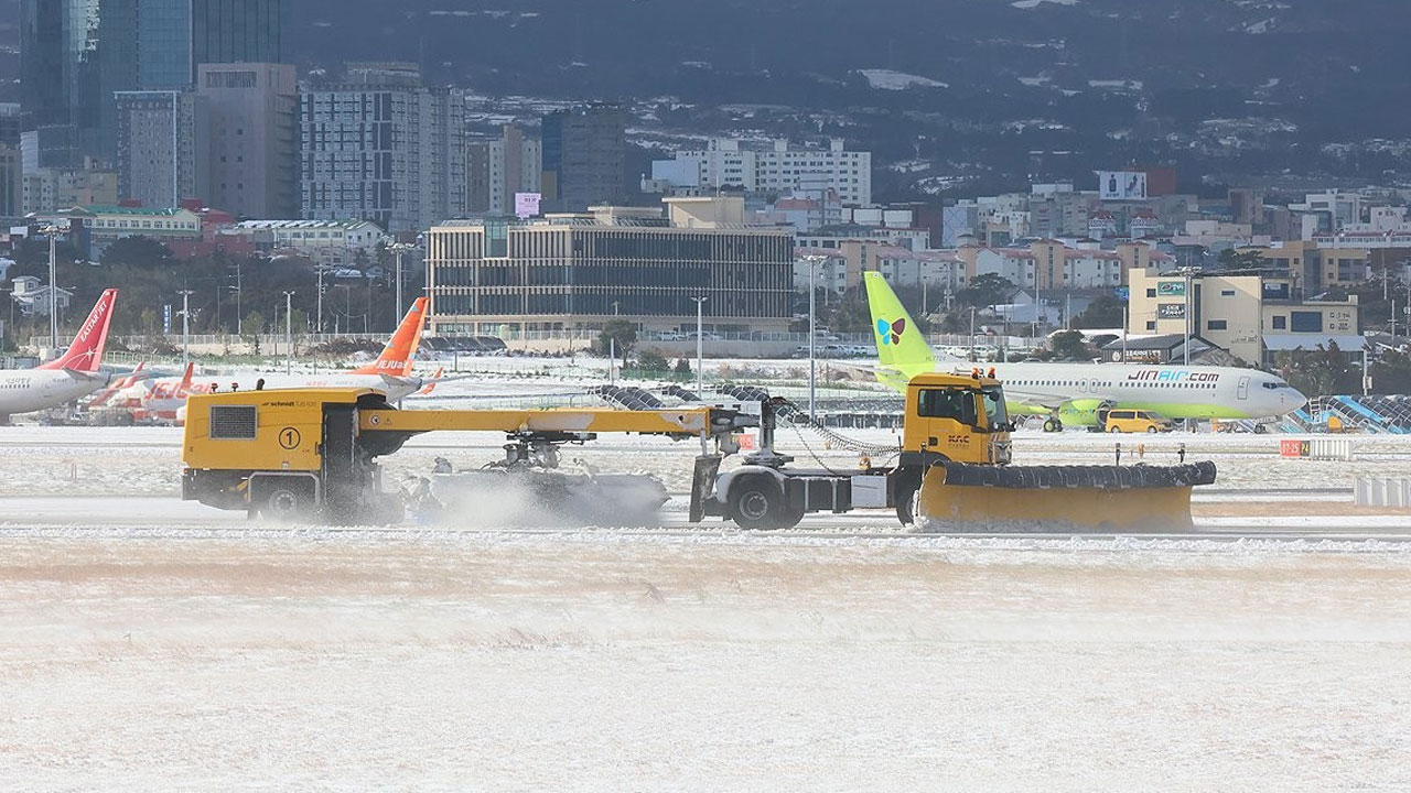 폭설·강풍에 제주공항 활주로 임시 폐쇄‥11시부터 운영 재개