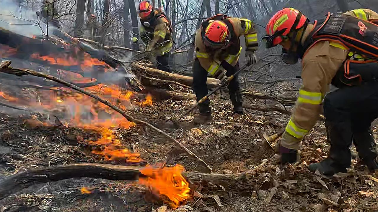 소방당국, 경주 문무대왕면 산불 2차 국가동원령 발령