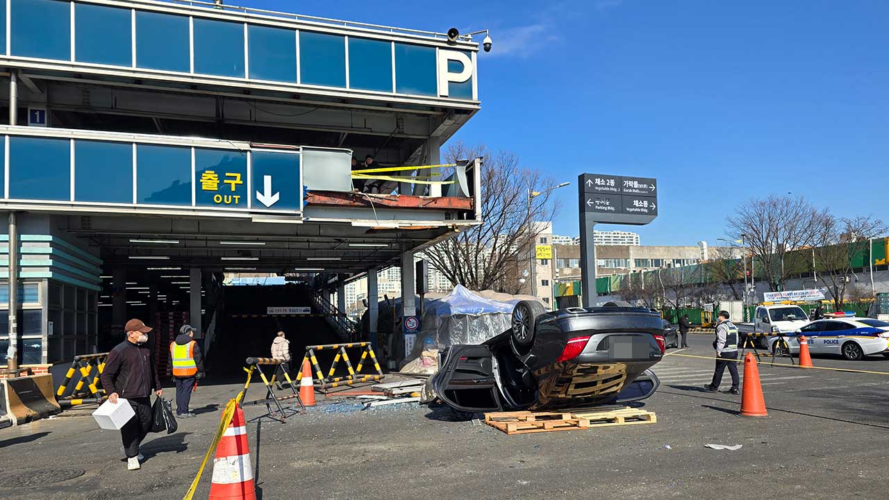 서울 가락시장 옥외주차장에서 승용차 추락‥60대 운전자 경상